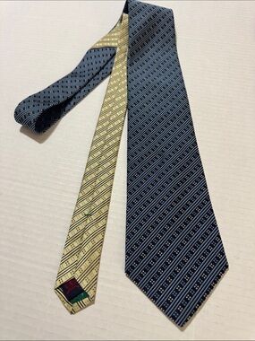 100% Silk Preppy Two Tone Tommy Hilfiger Navy and Ivory Diagonal Pattern Tie 172